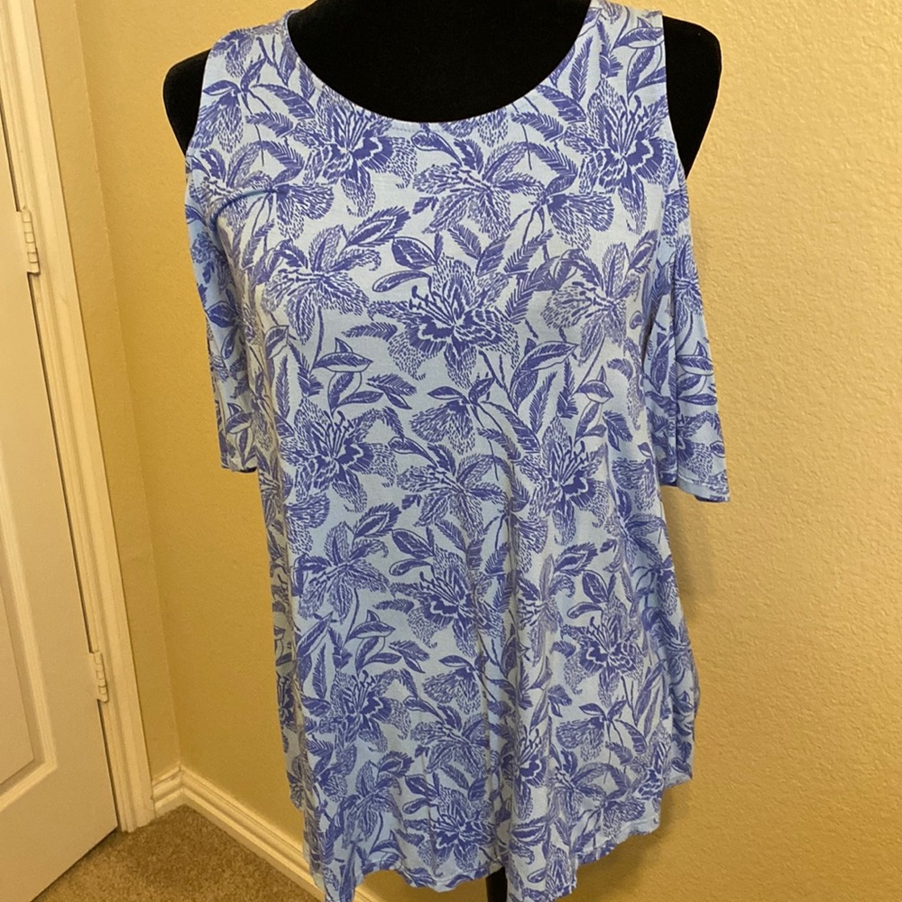 Print blue cold shoulder pullover top.